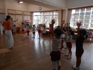 5歳児英語の先生と体を動かして遊びました