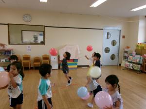みかんぐみ　風船で遊んでいます