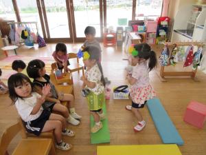 ももぐみ　ダンスを踊って遊んでいます