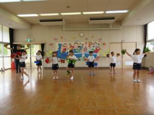 5歳児ポンポン披露