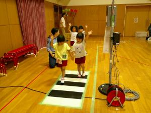 手を挙げて横断歩道を渡っています