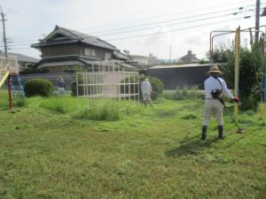 園庭を草刈り機をしてくださる地域の方