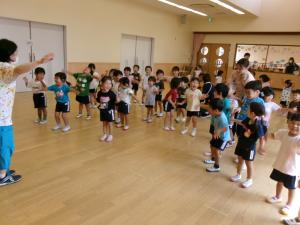 体操の先生の話を聞いています