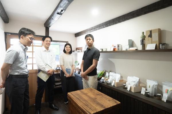 職員と日緑製茶さんとの写真