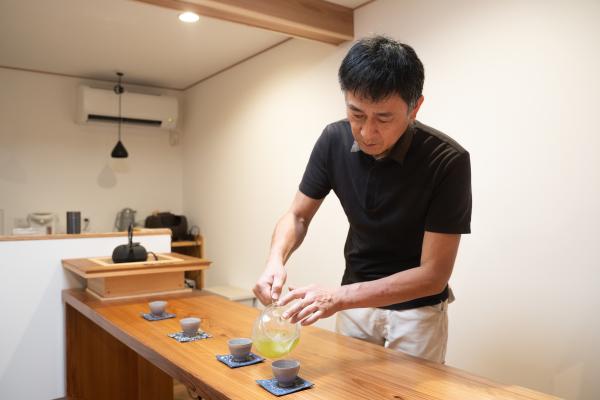 お茶を淹れる様子