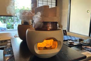 卓上かまどでご飯を炊く様子