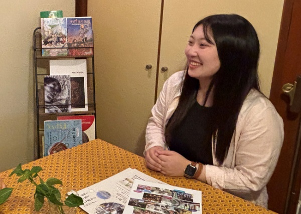 ゲストハウス奥で談笑する城戸口さん