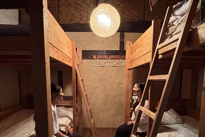 ゲストハウスの一室で談笑している城戸口さん