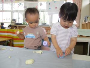 2人で粘土を触っている