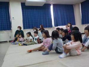 乳児幼児クラスが人形劇を見ている