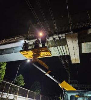 鉄道の線路から軌陸車で橋を点検する画像