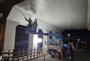 高所作業車を使って下から橋を点検する画像