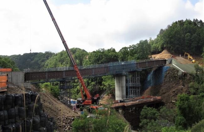 本橋工事の上部工を行っているイメージ画像