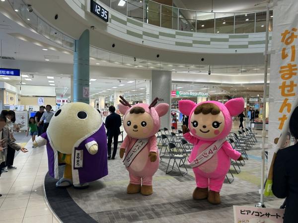 手を振る着ぐるみたち