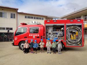 消防車と一緒に写真を撮る子ども