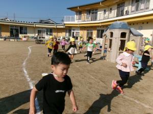 かけ足している3歳児