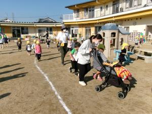 もっとっ走っている3歳児