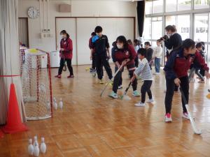 シュートを教えてもらう様子