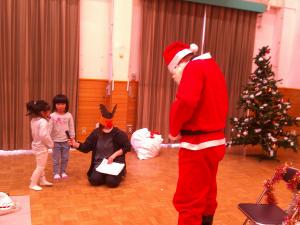 サンタクロースに質問している4歳児
