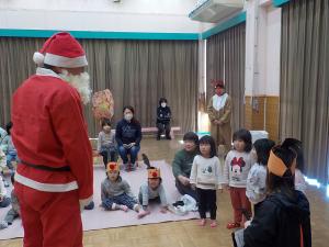 サンタさんに質問する3歳児