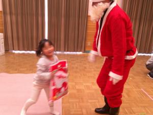 プレゼントをもらって喜ぶ4歳児