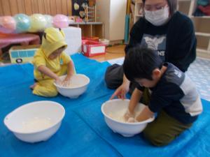 小麦粉の感触を味わっています