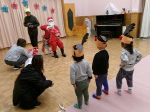 ２歳児がプレゼントをもらうところ