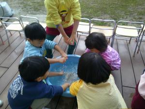 雑巾を洗っています