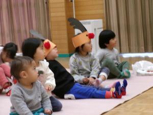 催し物を見ている子ども達