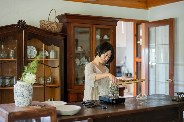 【写真：ヨモギを蒸留する大西さん】