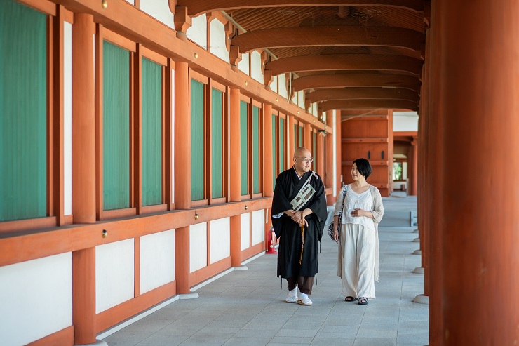 薬師寺の回廊を歩く大西さんと後藤さん