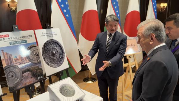 鏡をご覧いただく光景