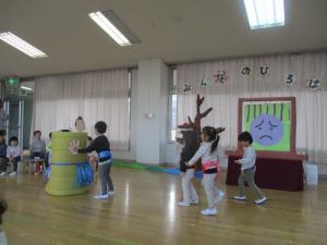 相撲をとっています