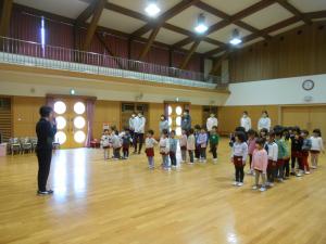 3学期始業式でみんなで話を聞いています