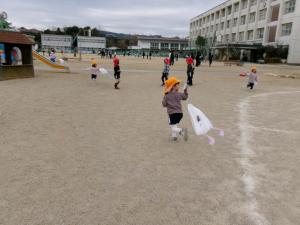 みかん組　凧揚げをしています。