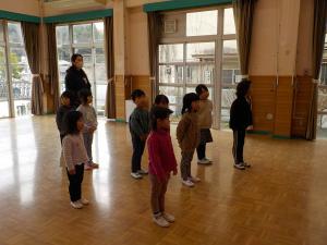 園長先生の話を聞く幼児組