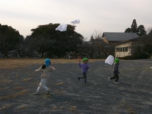 たこあげをする4歳5歳児