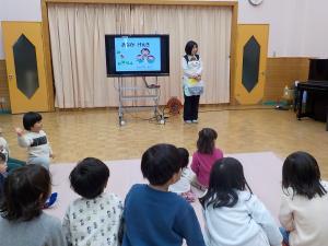 ヤクルト出前授業を聞いている子供たち