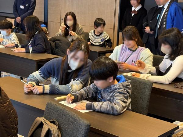 書道体験をする子どもの様子