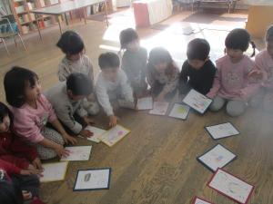 4歳児手作りのカルタで遊ぶ様子
