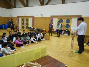 5歳児と1年生がカプラの先生の話を聞いています