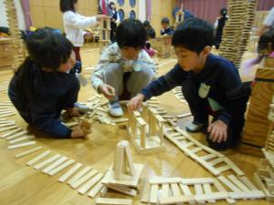 5歳児駅づくりの様子