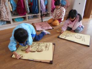 5歳児カプラで遊んだ後に絵をかきました