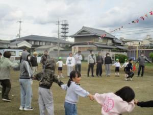 運動会に参加してくださったみんなと踊っている