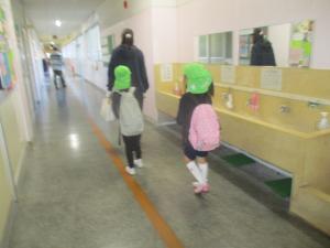 小学校の廊下を歩く園児