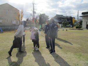 園庭で避難訓練をする園児