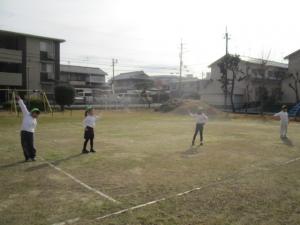 準備体操をする園児