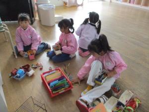 幼稚園で使う道具をきれいにしている園児
