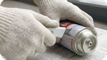 画像スプレー缶の穴あけ