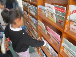 移動図書館の絵本を選んでいる園児